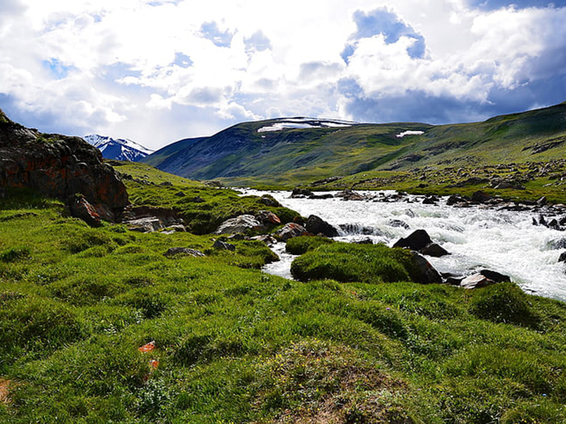 手持河流水質監(jiān)測設備對河流水質進行監(jiān)測 手持河流水質監(jiān)測設備對河流水質進行監(jiān)測